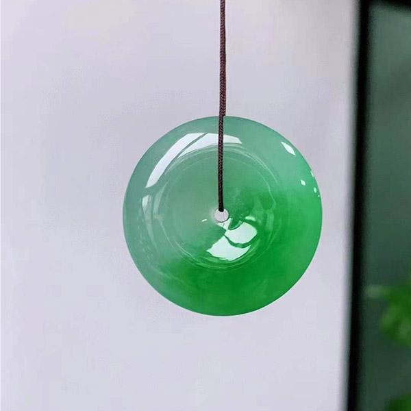 冰阳绿平安扣翡翠吊坠，种水细腻，底色柔美