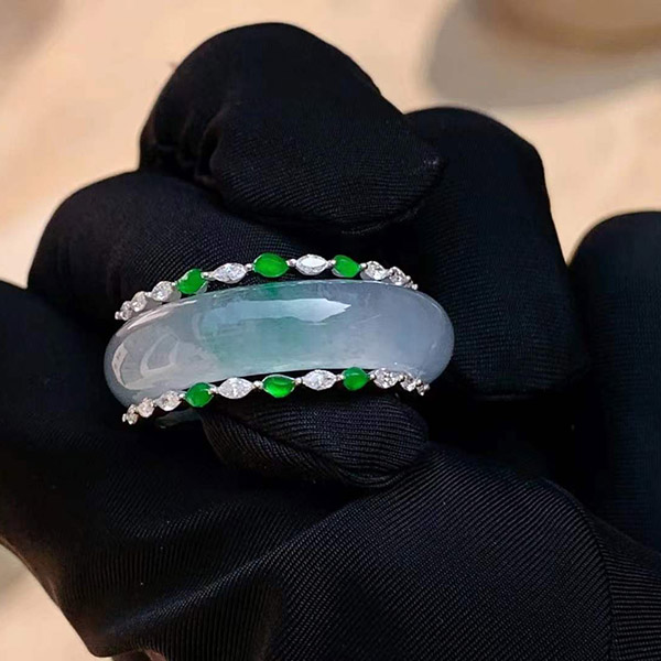 18k金镶冰透春彩翡翠戒圈