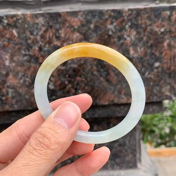 52圈口圆条冰黄翡翠手镯，性价比高，小万价