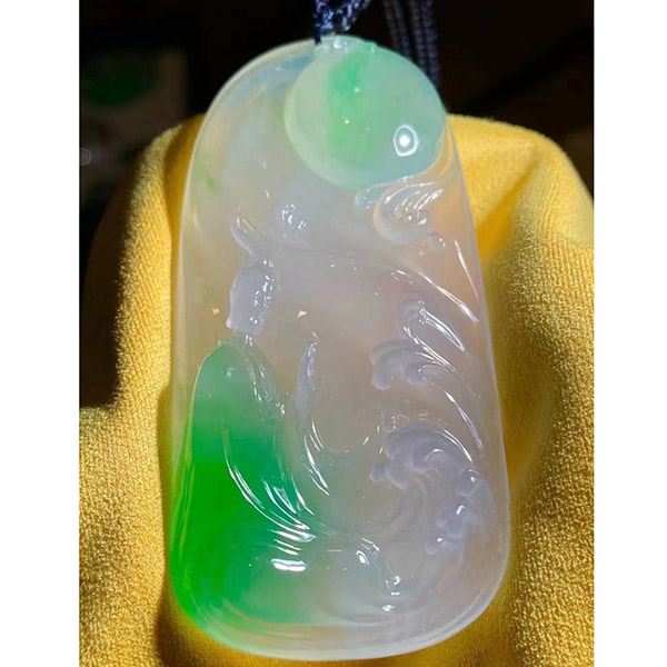 翡翠观音吊坠，冰色佳，俏色运用非常好，意境十足，雕工细腻
