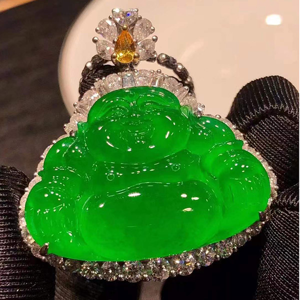 高质量饱满胶感帝王绿大佛翡翠吊坠，顶级收藏品，名师佳作，传家佩戴佳品