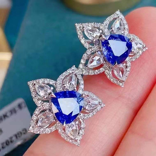2克拉矢车菊蓝宝石18K金耳钉