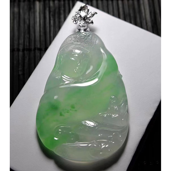 冰绿彩翡翠送子观音吊坠，意境超美，独具匠心雕刻