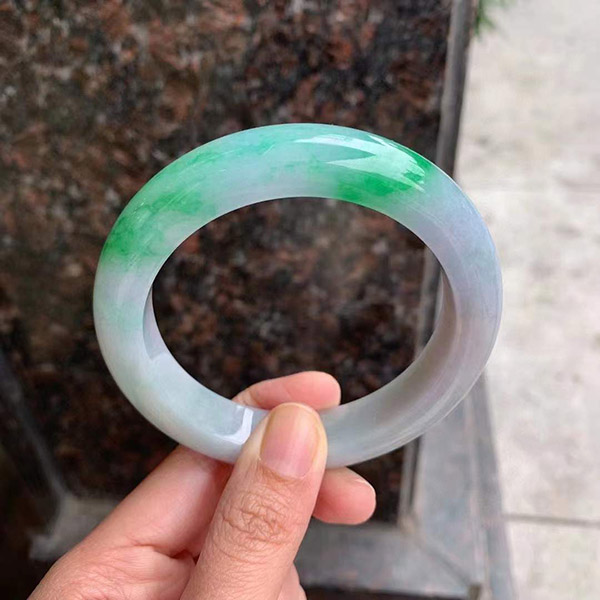 61圈口飘阳绿花正圈翡翠手镯，阳绿花浓郁鲜辣，明艳动人