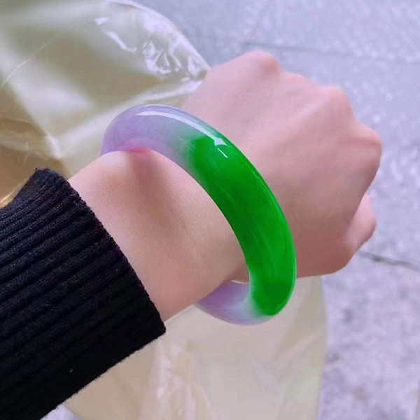 58圈口正圈春彩翡翠手镯，色好，水头足