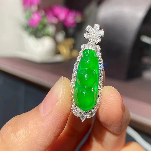 玻璃种帝王绿翡翠福豆吊坠，种色兼备，品相好够饱满，百搭精致