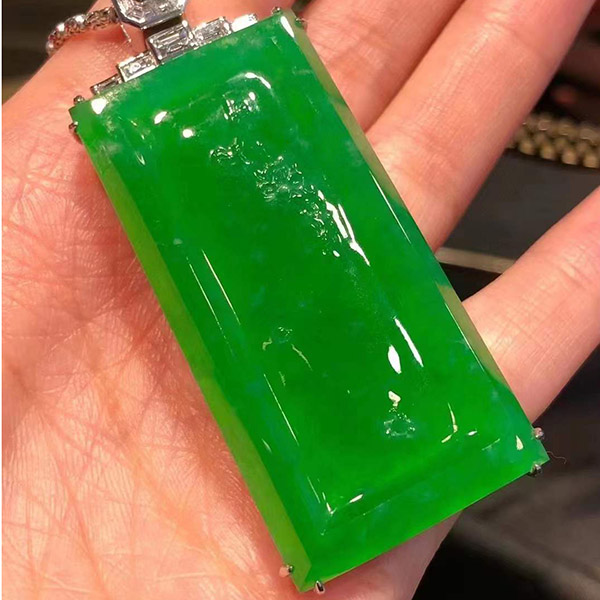 高冰饱满辣阳绿梅花牌翡翠吊坠，象征五福，有吉祥、好运的寓意，大气吸睛