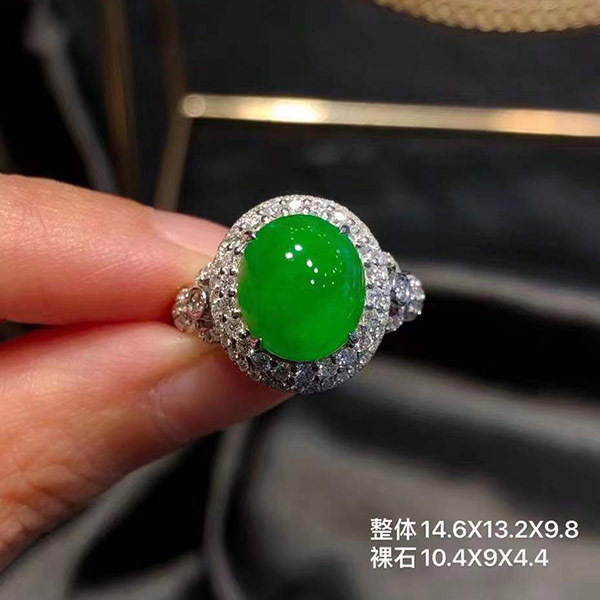辣绿鸽子蛋翡翠戒指，浓郁水润，大气上档次，低调奢华