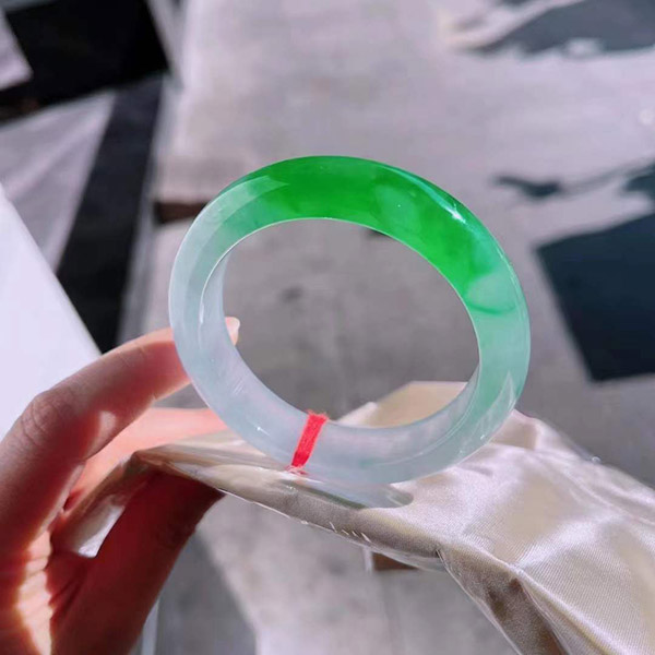 55圈口阳绿色正圈翡翠手镯，色泽吸睛，种色皆美