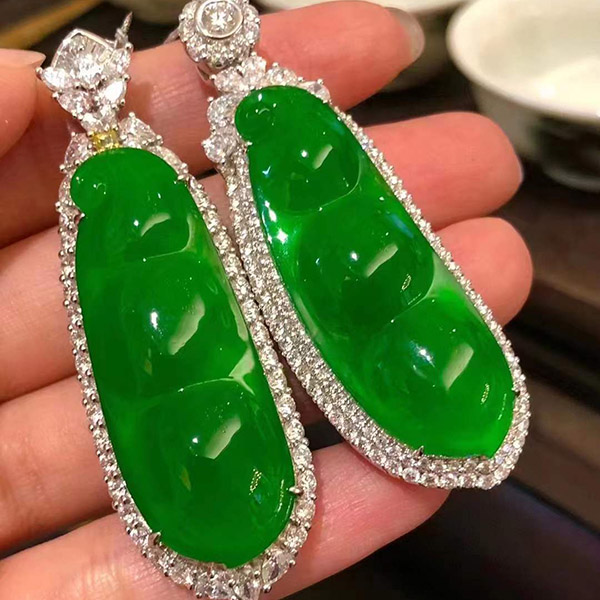 高冰纯净帝王绿福豆翡翠吊坠一对，顶级色标起胶感，高质量收藏品
