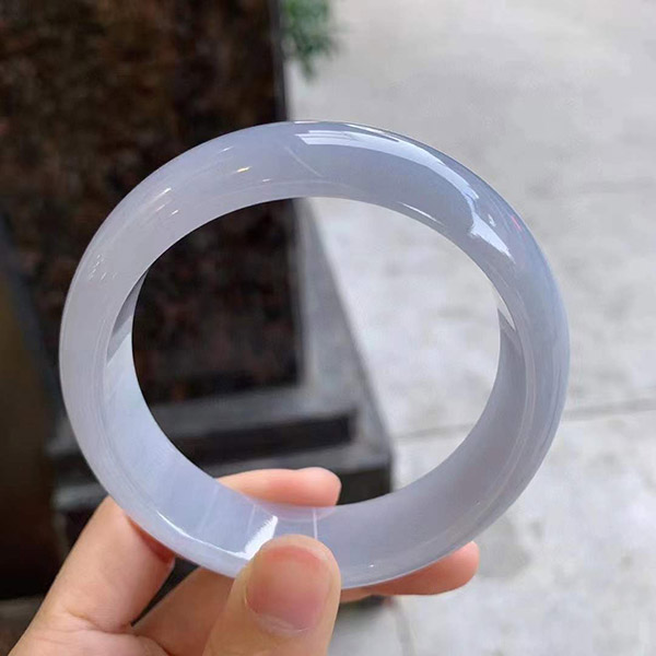60圈口紫罗兰正圈翡翠手镯，版型宽厚，底庄细腻柔和