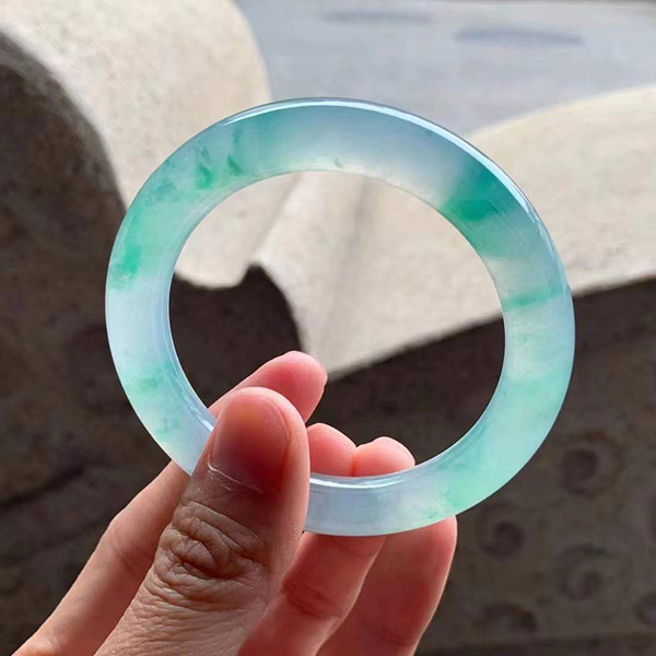 57圈口收藏品圆条翠绿花种色翡翠手镯，种老，透亮，点缀明媚的翠绿花，品相佳，高品质