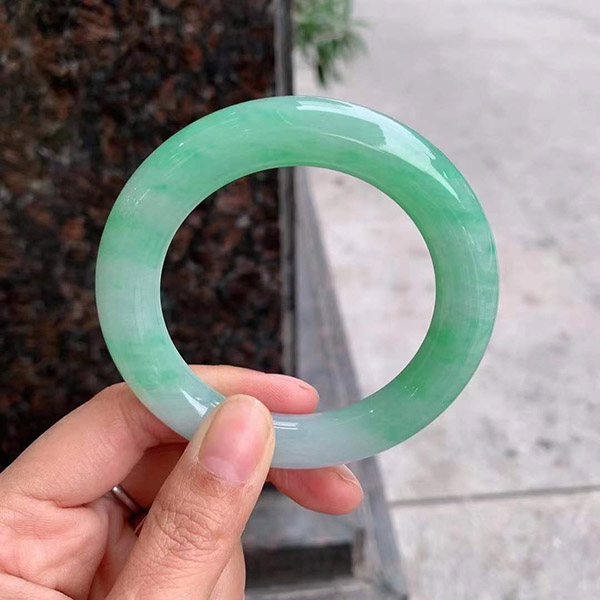 53圈口果绿圆条翡翠手镯，水润细腻，清新甜美