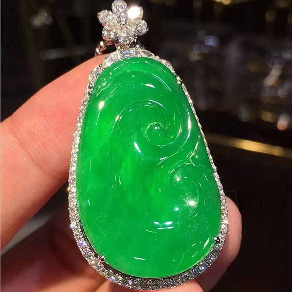 阳绿如意翡翠吊坠，起光品质，大庄厚装，非常大气，自戴送人都推荐
