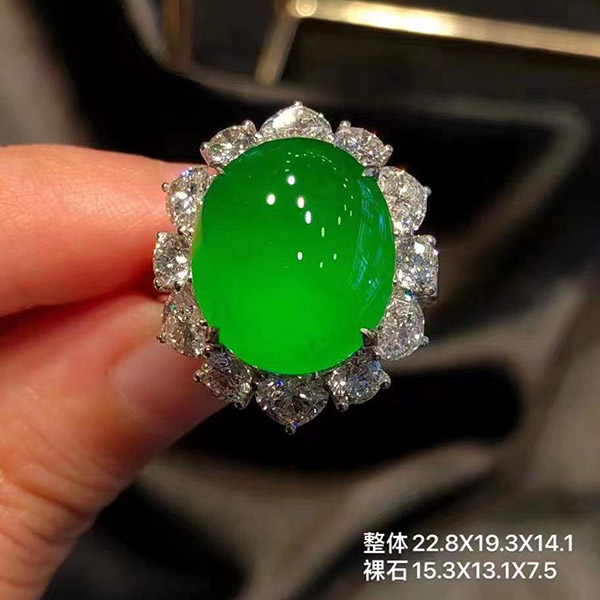 玻璃种帝王绿鸽子蛋翡翠戒指，饱满肉嘟嘟，大钻包边，高质量罕见精品