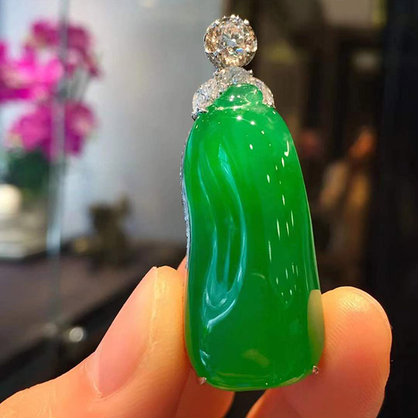 满绿福瓜翡翠吊坠，肥嘟嘟的，满满的福气，种色相融高品质