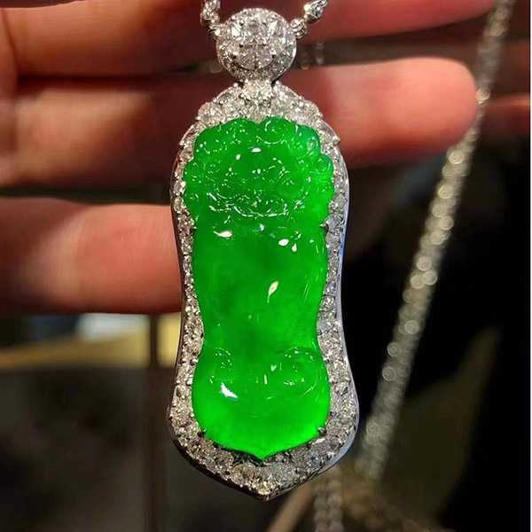 高冰辣绿麒麟如意翡翠吊坠，寓意好，胶感起光