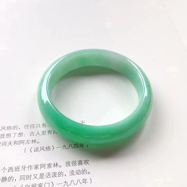 56圈口正圈阳绿色翡翠手镯