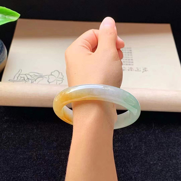 57圈口冰黄翡飘绿正圈翡翠手镯，黄加绿太难得，颜色非常浓郁好看，黄金圈口