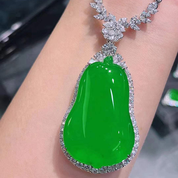 满绿胖福瓜翡翠吊坠，种色美丽，豪镶贵气