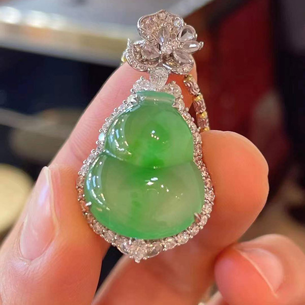 木那飘绿葫芦翡翠吊坠，果冻感很强，颜色清新甜美，性价比很高