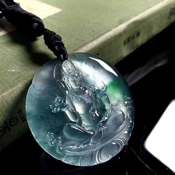 高冰飘花观音圆牌翡翠挂件，尺寸大，厚庄，品相佳，质地漂亮，给人出尘清远之感