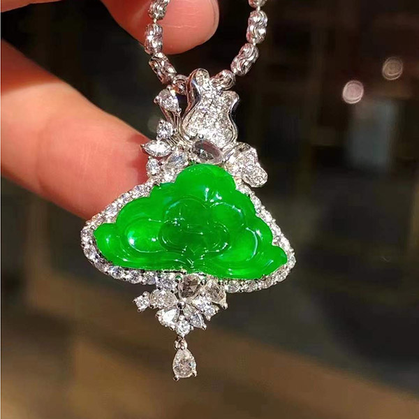 满绿辣绿牡丹翡翠吊坠，种老水润，整体非常精致