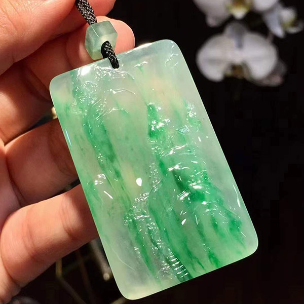 高冰飘翠绿山水牌翡翠挂件，形状方正规整，飘绿意境十足