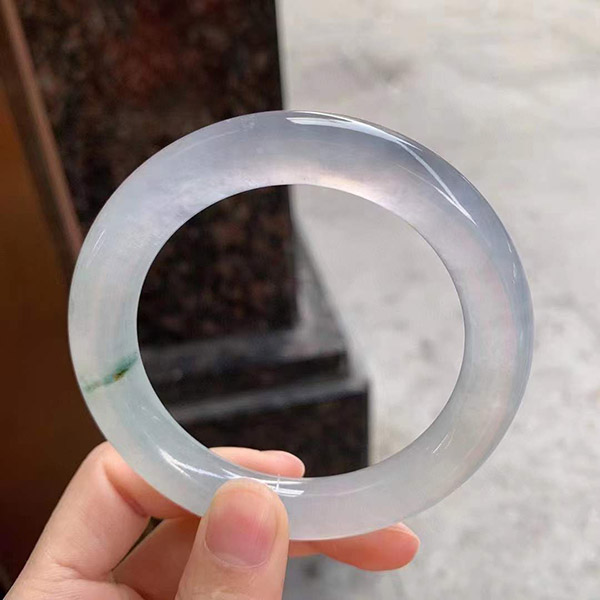 57圈口冰飘花圆条翡翠手镯，玉质细腻莹润，一抹飘花俏皮灵动