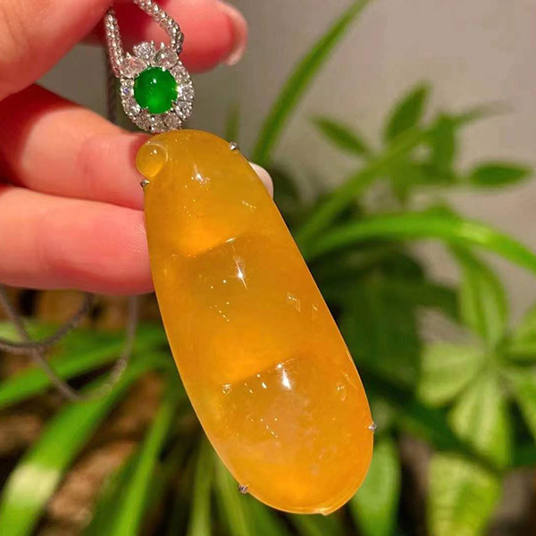 收藏级稀有蜜糖色福豆翡翠吊坠，种色相融形状饱满，非常难遇的颜色种水