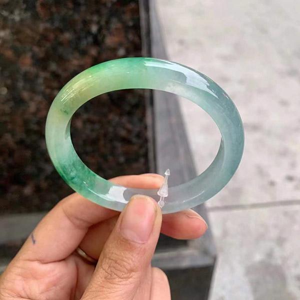52圈口冰双彩贵妃翡翠手镯，冰透水润，细柔凝胶，灵动有韵