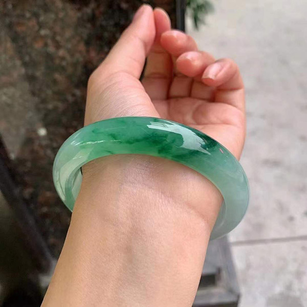 60圈口飘绿花正圈翡翠手镯，干净清爽，绿意盎然