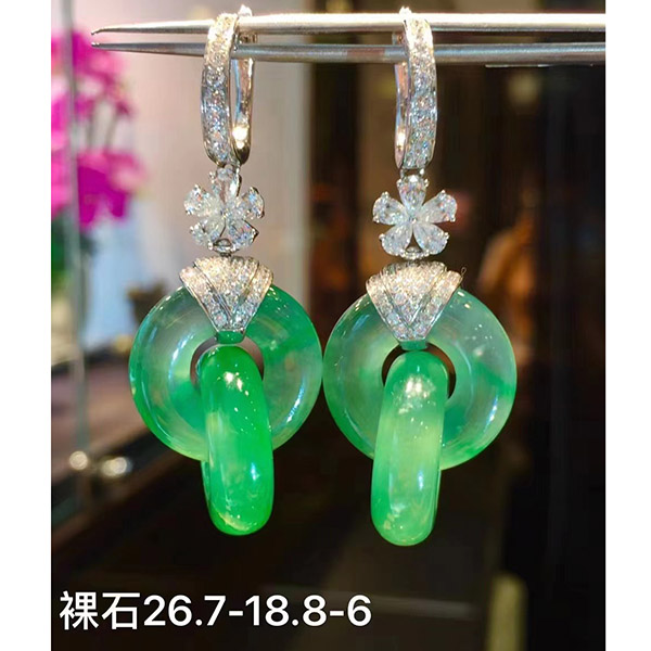 甜阳绿双环翡翠耳坠，胶感十足，大气上档次