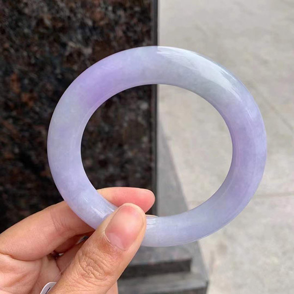 56圈口紫罗兰圆条翡翠手镯，玉质细腻匀润，色泽柔美优雅，知性大方