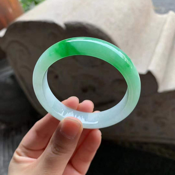 52圈口正圈辣色翡翠手镯