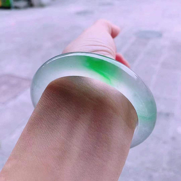 53圈口高冰绿翡翠手镯，刚性强，颜色阳，高品质