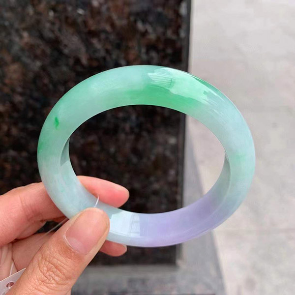 57圈口春彩正圈翡翠手镯，阳绿鲜艳，粉紫柔艳，上手️仙气
