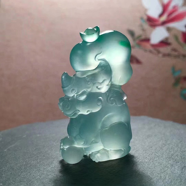 立体灵动的瑞兽翡翠把件，活灵活现 细节感满满，寓意招财进宝