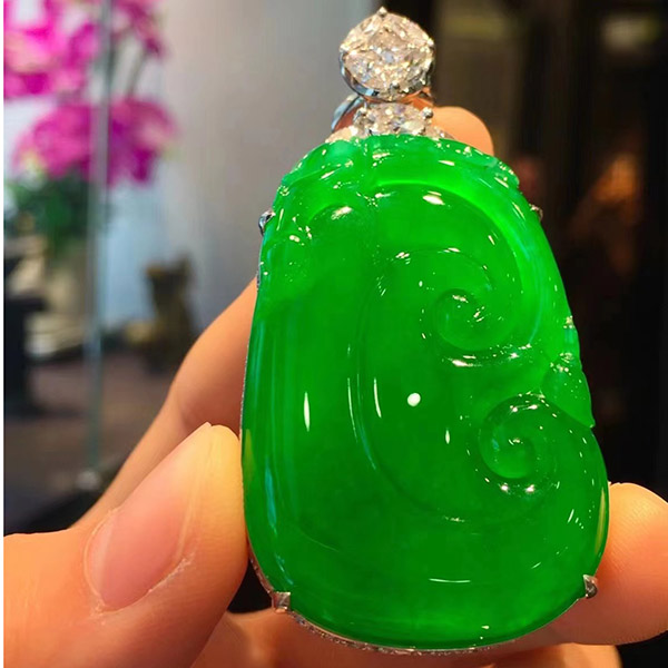 满绿大如意翡翠吊坠，大气，器形好，颜色翠绿浓郁，种水好，简单镶嵌