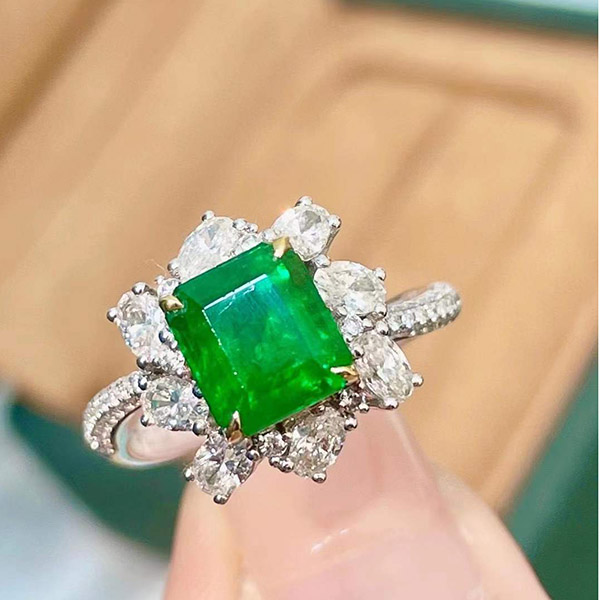 2克拉自发光芒四射的祖母绿戒指，玻璃体，颜色浓郁VIVID GREEN，火彩闪耀