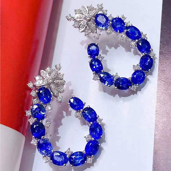 6克拉18k金蓝宝石耳环，颜色浓郁，款式华丽大气，知性优雅