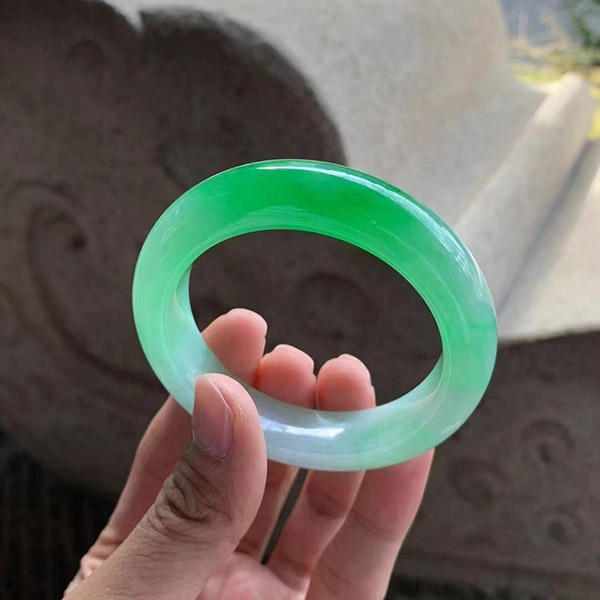 收藏品级别辣色镯翡翠手镯