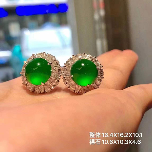 顶级收藏品正阳绿鸽子蛋翡翠耳钉，饱满圆润，大气上档次