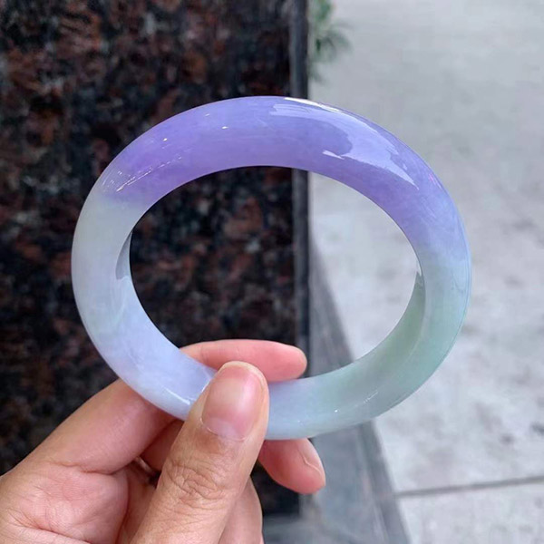 62圈口紫罗兰正圈翡翠手镯，淡淡的底色，一段春紫散发弥漫着薰衣草的芬芳，高品质