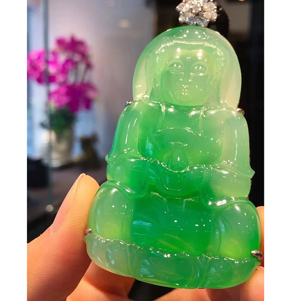 甜阳绿观音翡翠吊坠，大庄大气，开脸好，种水颜色佳，实物更美，建议看实物！