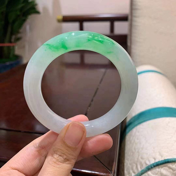 54圈口冰飘翠绿圆条翡翠手镯，清爽干净，端庄显贵