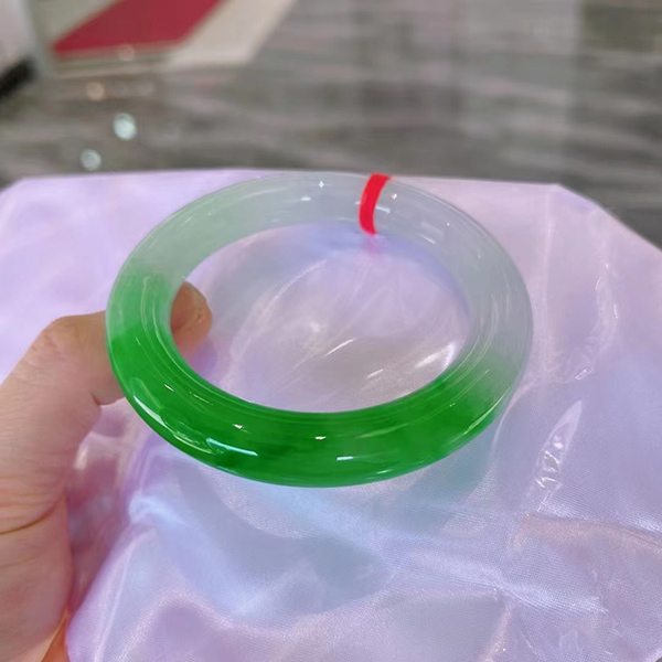 55圈口阳色圆条翡翠手镯
