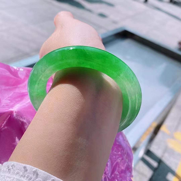 57圈口冰绿圆条翡翠手镯