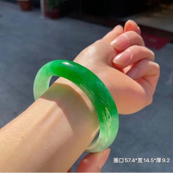 57圈口老坑种辣色翡翠手镯