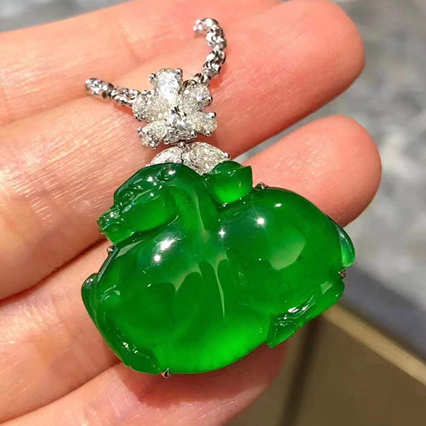 高质量帝王绿唐马翡翠吊坠，马上有钱，福气满满的款，颜色浓郁水头好，品质性价比推荐！！